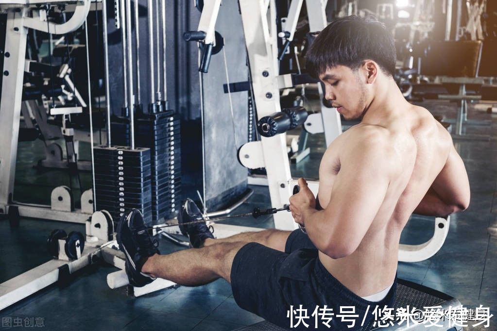 哑铃|想要增加背阔肌厚度，多做这3个动作，更有效提升练背效果