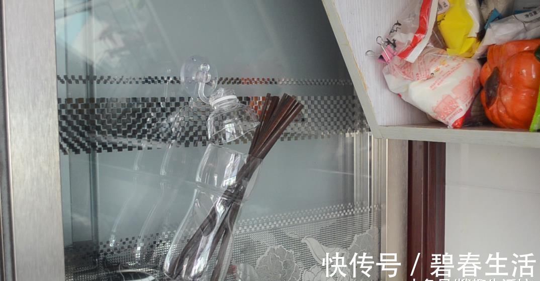 塑料瓶别再丢了, 剪几刀, 放在厨房有大用处, 家家户户都用得到