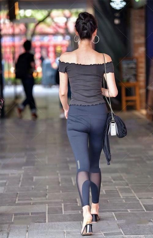 小姐姐|街拍:一字领上衣搭配九分打底裤,彰显出让人着迷的身材