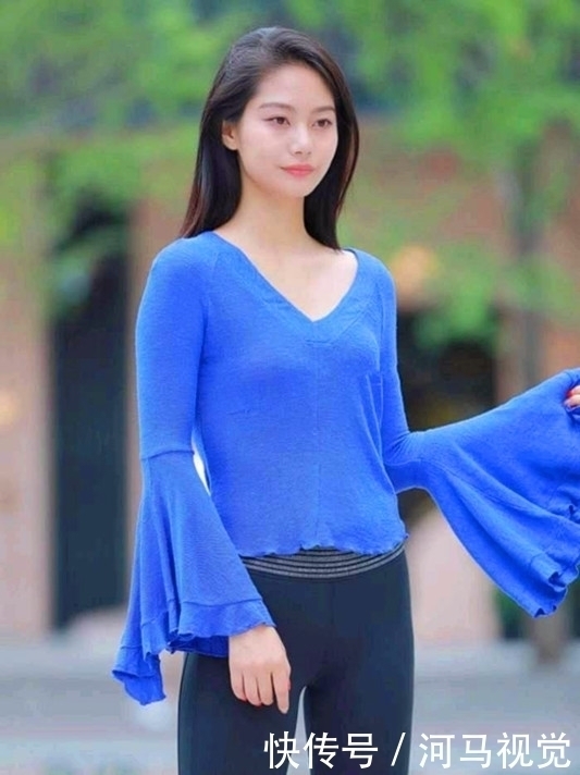 女星|街拍美女,长发飘飘的蓝色吊带裙女孩,很像女星王力可