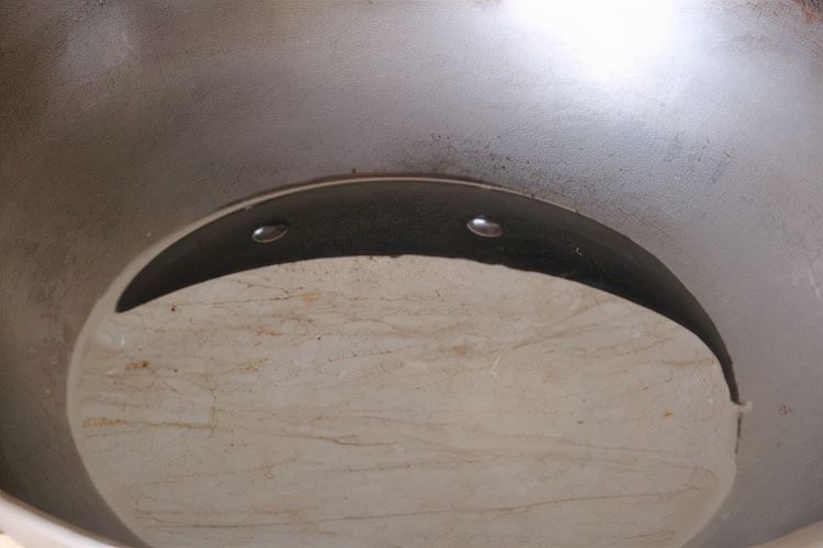 自己在家也能做葱油饼,做法简单易学,又香又脆