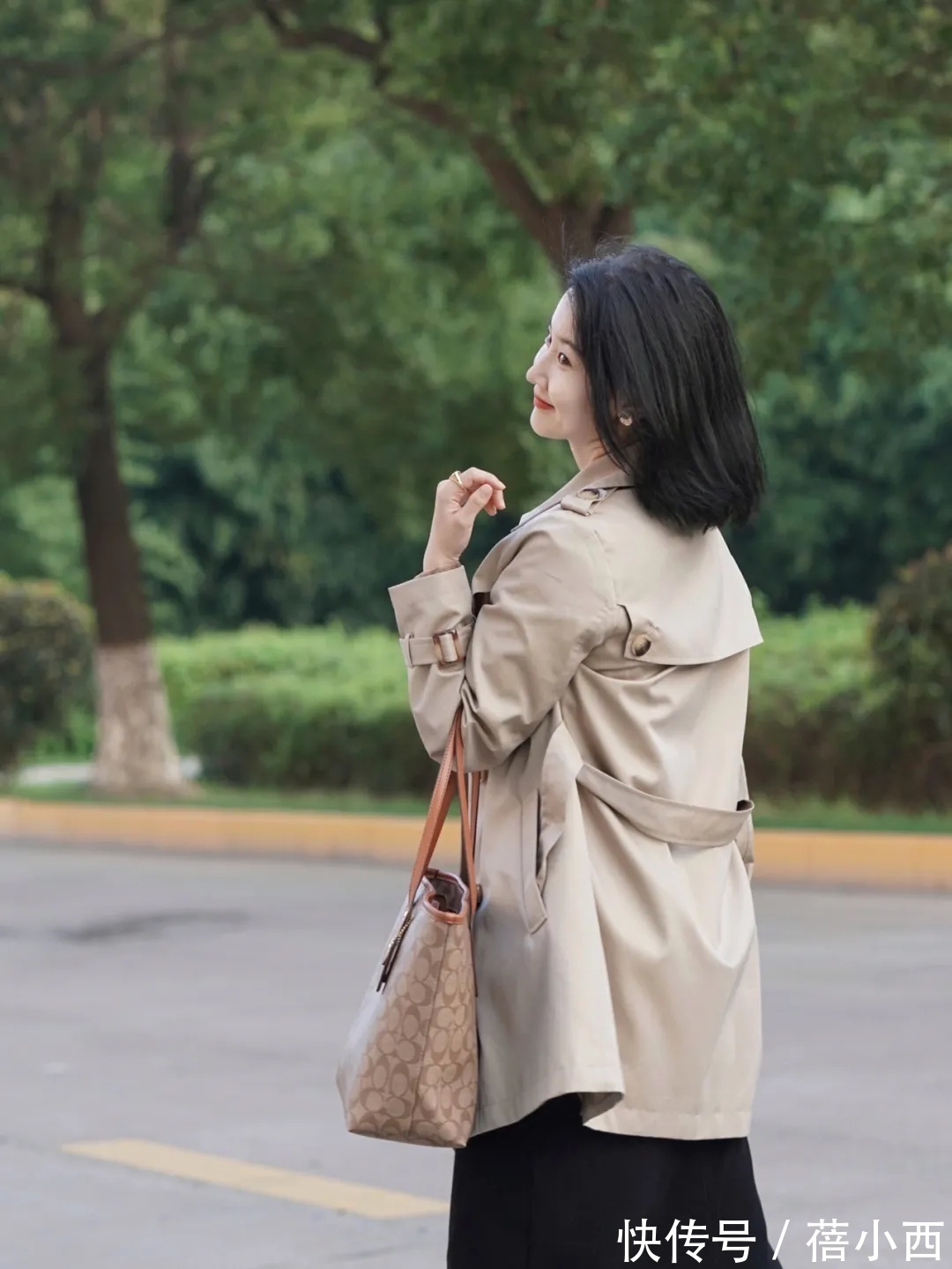 乐福鞋|秋季建议爱美女性多穿“风衣”,搭配连衣裙、半身裙,时髦又优雅