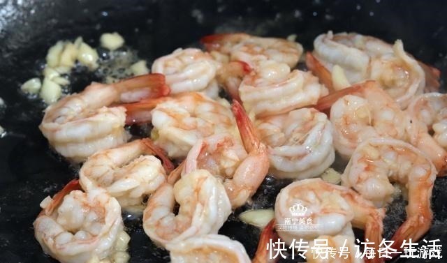 这蔬菜9块钱一斤，比猪肉还贵，但吃了对身体好，所以再贵也要吃！