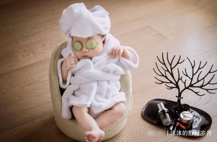 用力过猛|你给宝宝拍满月照了吗?这种全身包裹的照片,妈妈考虑过隐患吗?