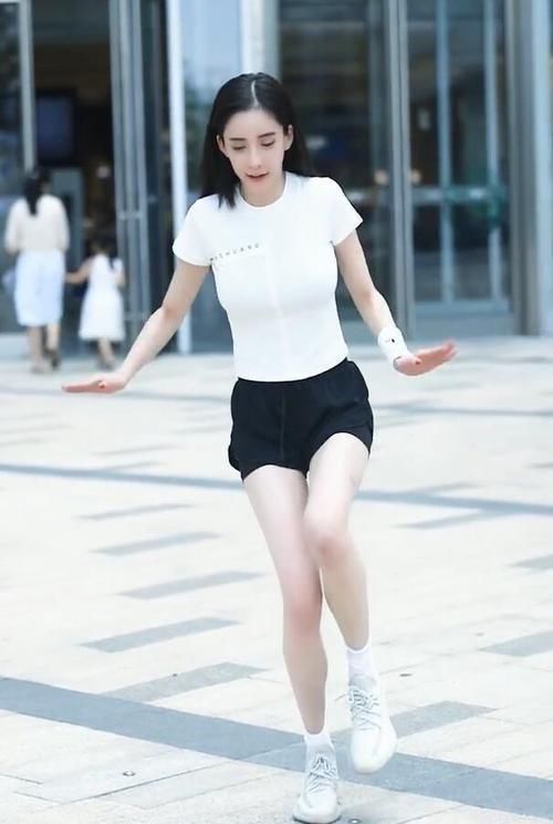 轮廓|白T恤搭配黑热裤,色彩分明,光看轮廓就很美