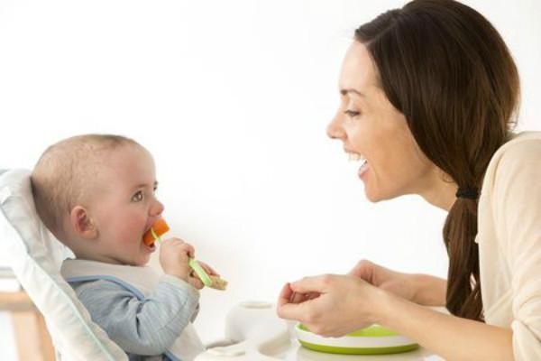 辅食|宝宝1岁前多喂这类食物，将来说话早、发音准