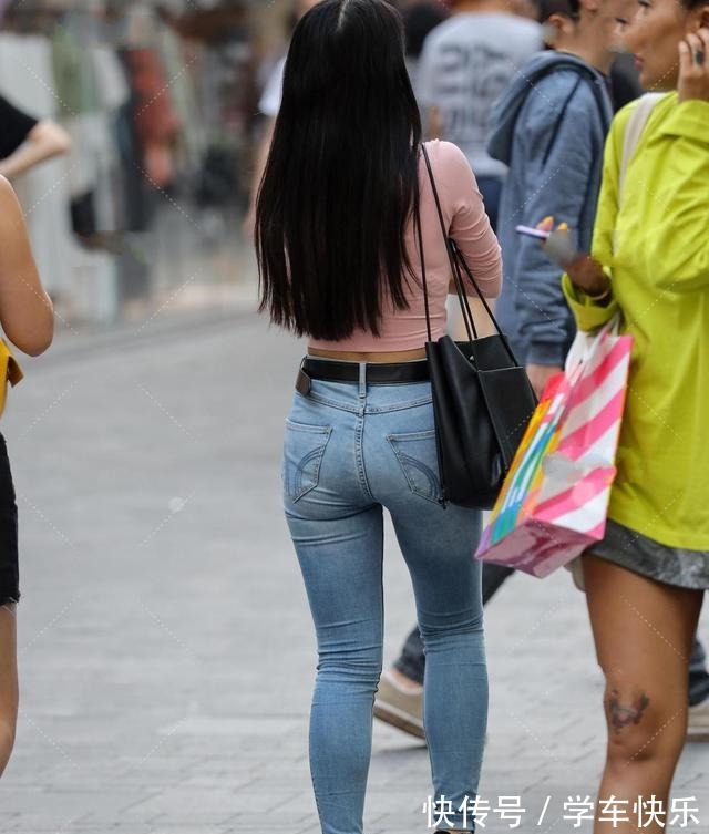 肚脐 露脐短衫粉色圆领长袖,既符合保守的设计,又适合夏季凉爽的穿搭!