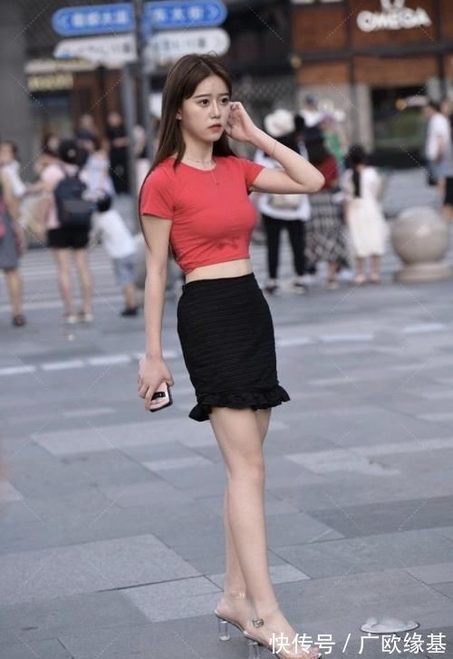 高跟鞋|红色上衣搭配包臀裙,甜美还高贵,显得简单又有视觉冲击力