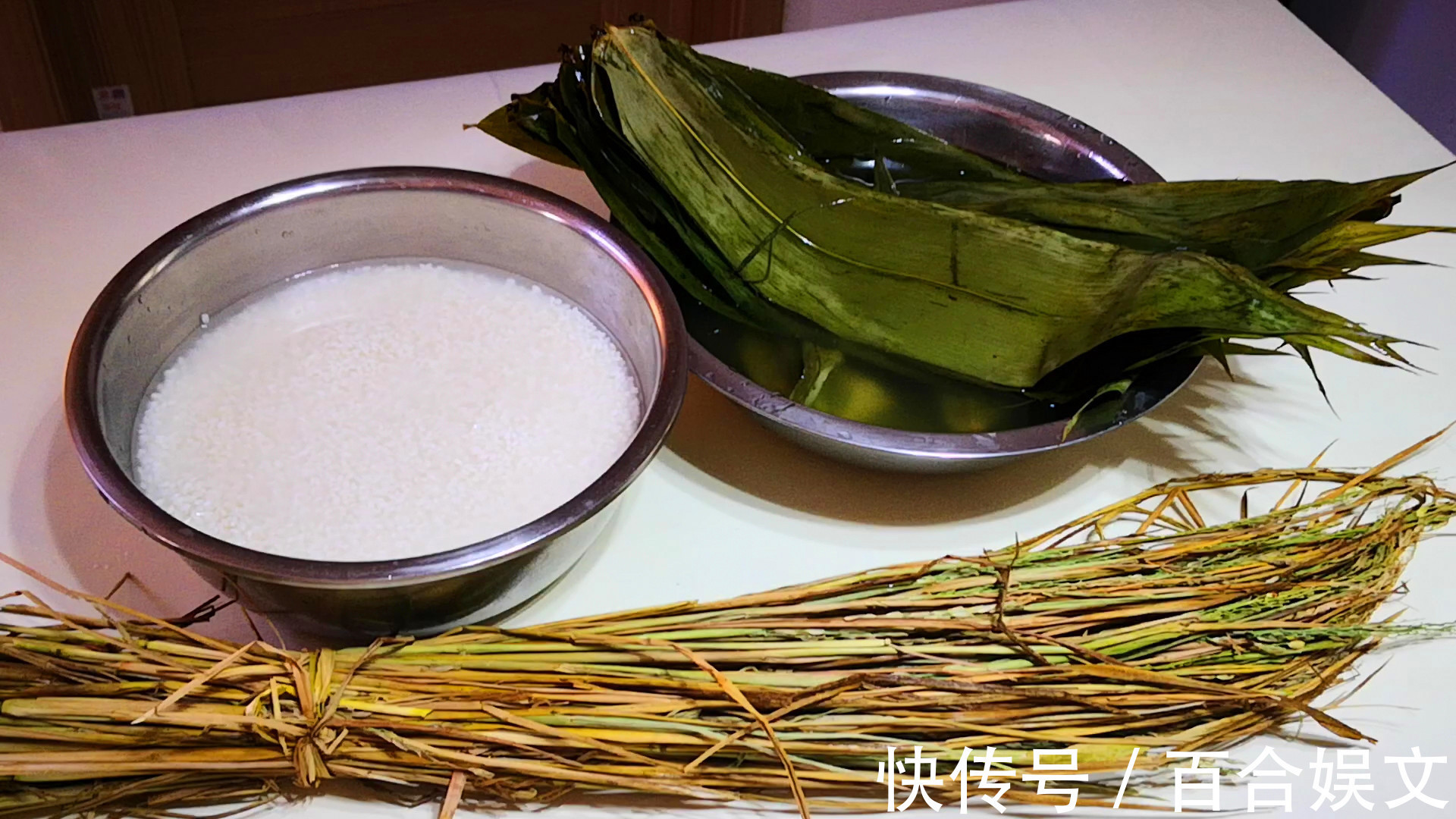包粽子时,糯米到底要泡多久很多人做错,难怪粽子夹生还漏米