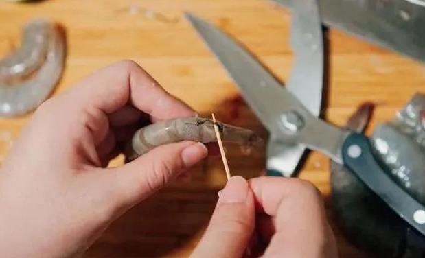 鲜活|吃虾，虾线到底要不要剔除？老渔民告诉你答案，以后别再做错了