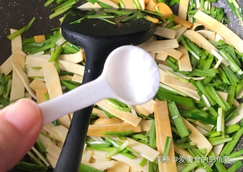 韭菜别包饺子炒鸡蛋，和它一起炒，高蛋白好消化，孩子长个正需要