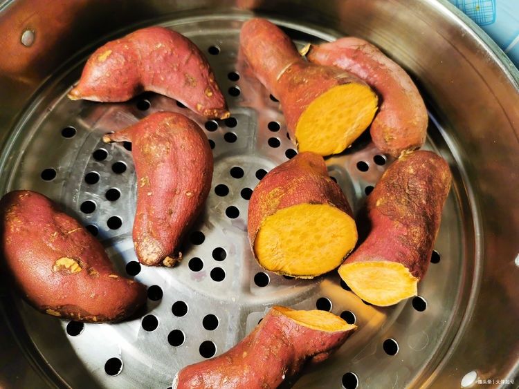 蒸红薯时,千万别直接上锅蒸,教你一招,个个流油,比烤红薯还香