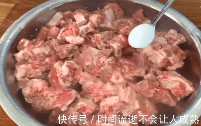 反复提醒，炖排骨时万万不要先焯水，牢记这2步，排骨鲜嫩无腥味