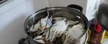 螃蟹|蒸螃蟹时,最忌直接上锅蒸,多加这一步,螃蟹鲜香,不掉腿不流黄