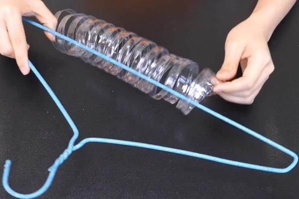 晾晒|衣架上挂一个塑料瓶,放在阳台太实用了,解决了千家万户的烦恼!