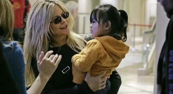 弃婴|双胞胎被不同家庭领养,十九年后相认,却是两种完全不同的性格!