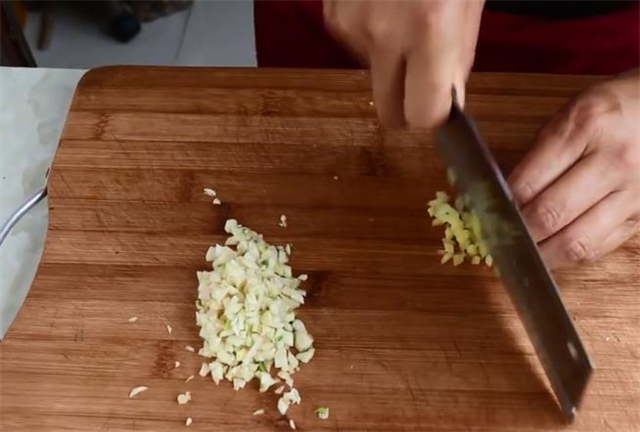 教你用茄子和豆角，做出美味的家常菜，刚上桌就被抢着吃，太香了