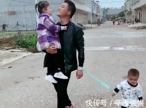 奶爸|“偏心眼奶爸”带俩娃出门火了,儿子俺难道是半路上捡来的