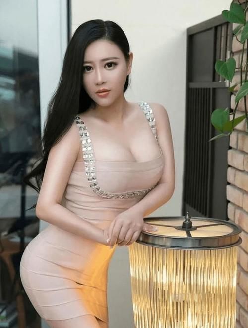 气质|淡雅色系的搭配你见过吗,美女秀出高贵气质,性感身材完美勾勒
