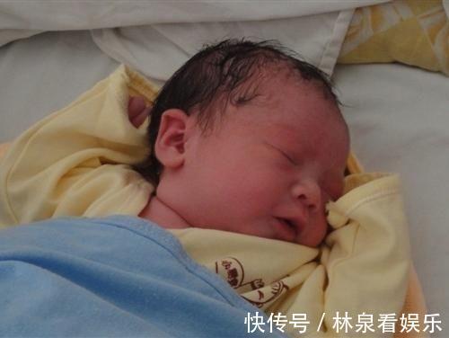 |爸爸姓奸，奶奶自告奋勇取名却闹了笑话，媳妇你倒过来念试试