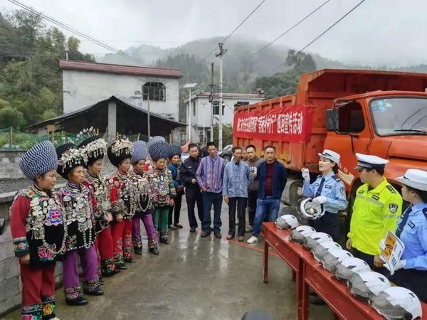 农用车|情系重阳丨“双语”模式，松桃交警给村里老人唠叨几句交通安全