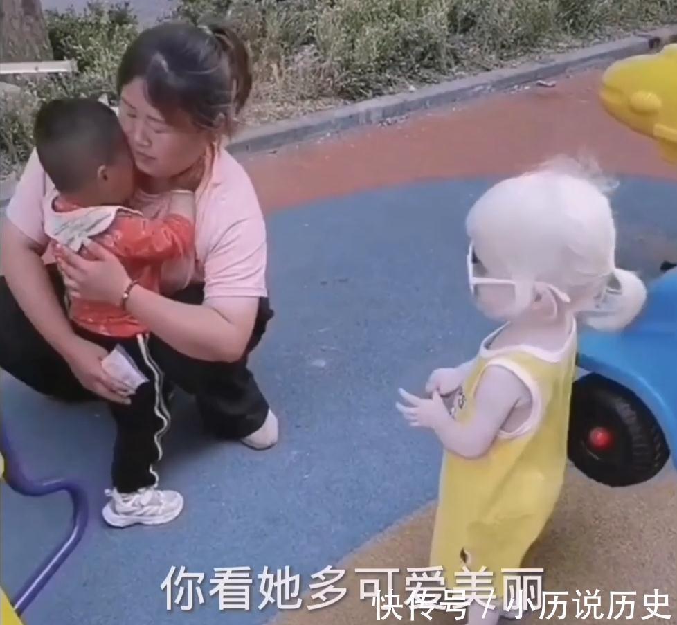 美云|女孩患白化病全身皮肤雪白,出门吓哭小朋友,女孩的表情让人心碎