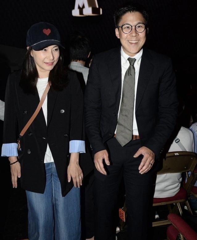 郭晶晶和一般“阔太”不一样，黑色连衣裙简约舒适，高级感爆棚