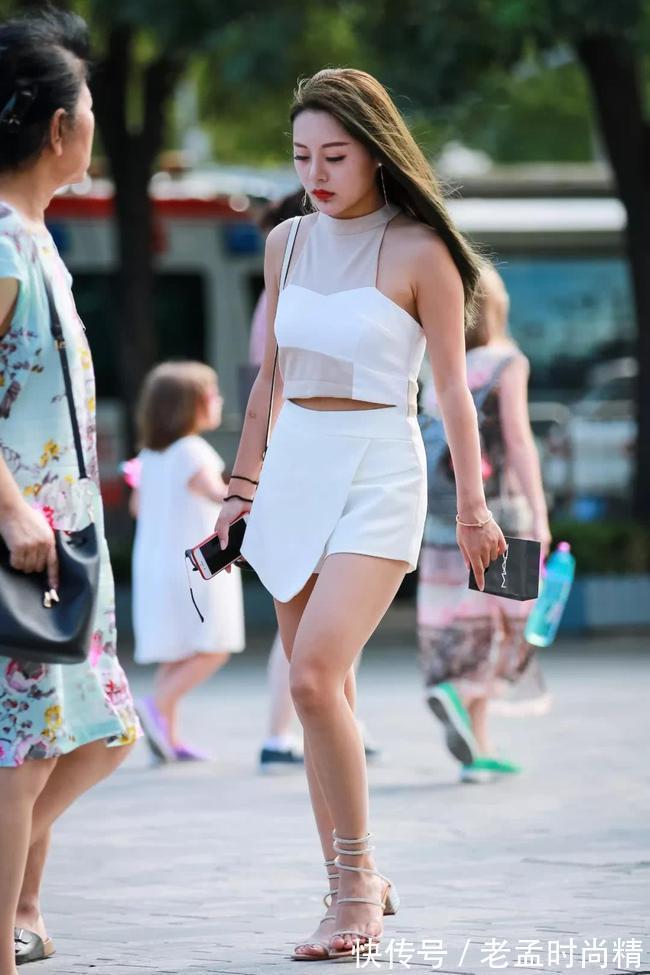 甜美 气质小姐姐一整条的白布随意裹起来也能甜美范儿，这么穿很阳光