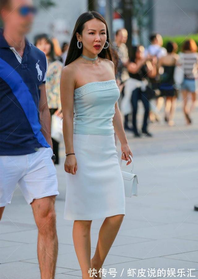 半身裙 小姐姐“浅蓝色背心搭配半身裙”,清新显气质,街上最美的仙女