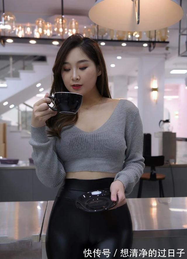 皮裤 超短针织上衣搭配高腰皮裤,微胖身材小姐姐如此穿搭瞬间变身女神!
