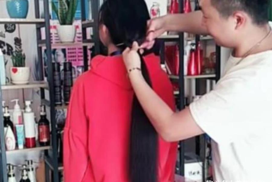 打理|初中女孩长发及腰,因不符合校规含泪剪掉,前后像换了一个人