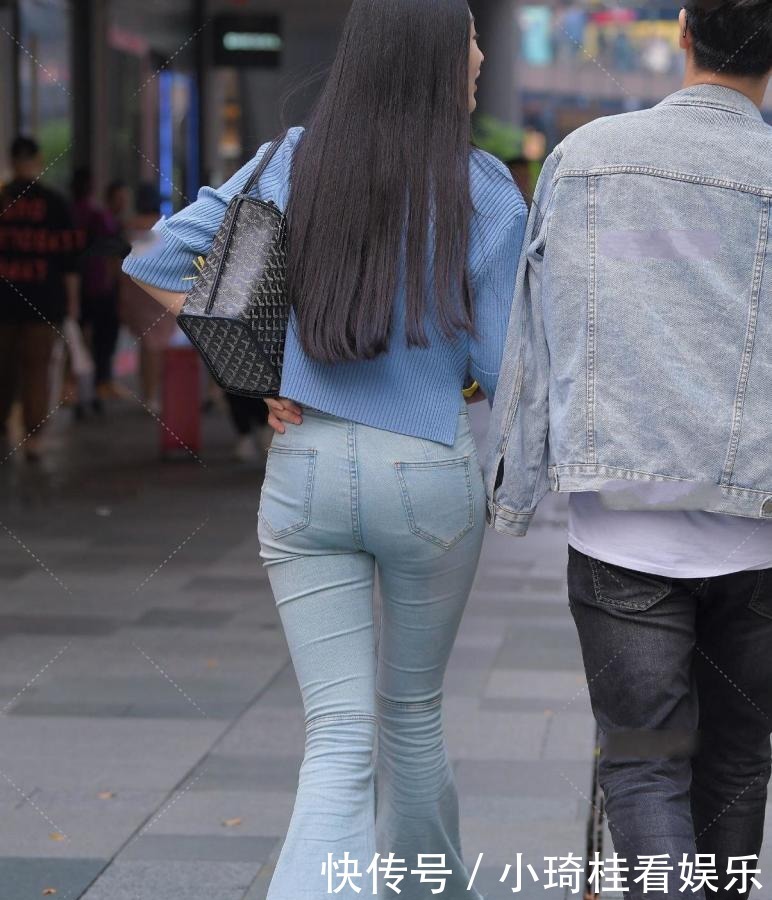 蓝色v领针织开衫搭配浅色喇叭裤,拉长身材比例,展现独特气质