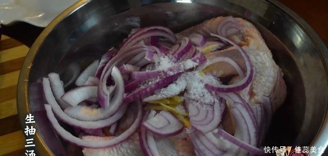 电饭煲洋葱焖鸡最好吃的做法,简单美味又下饭,看看你喜欢吃不?