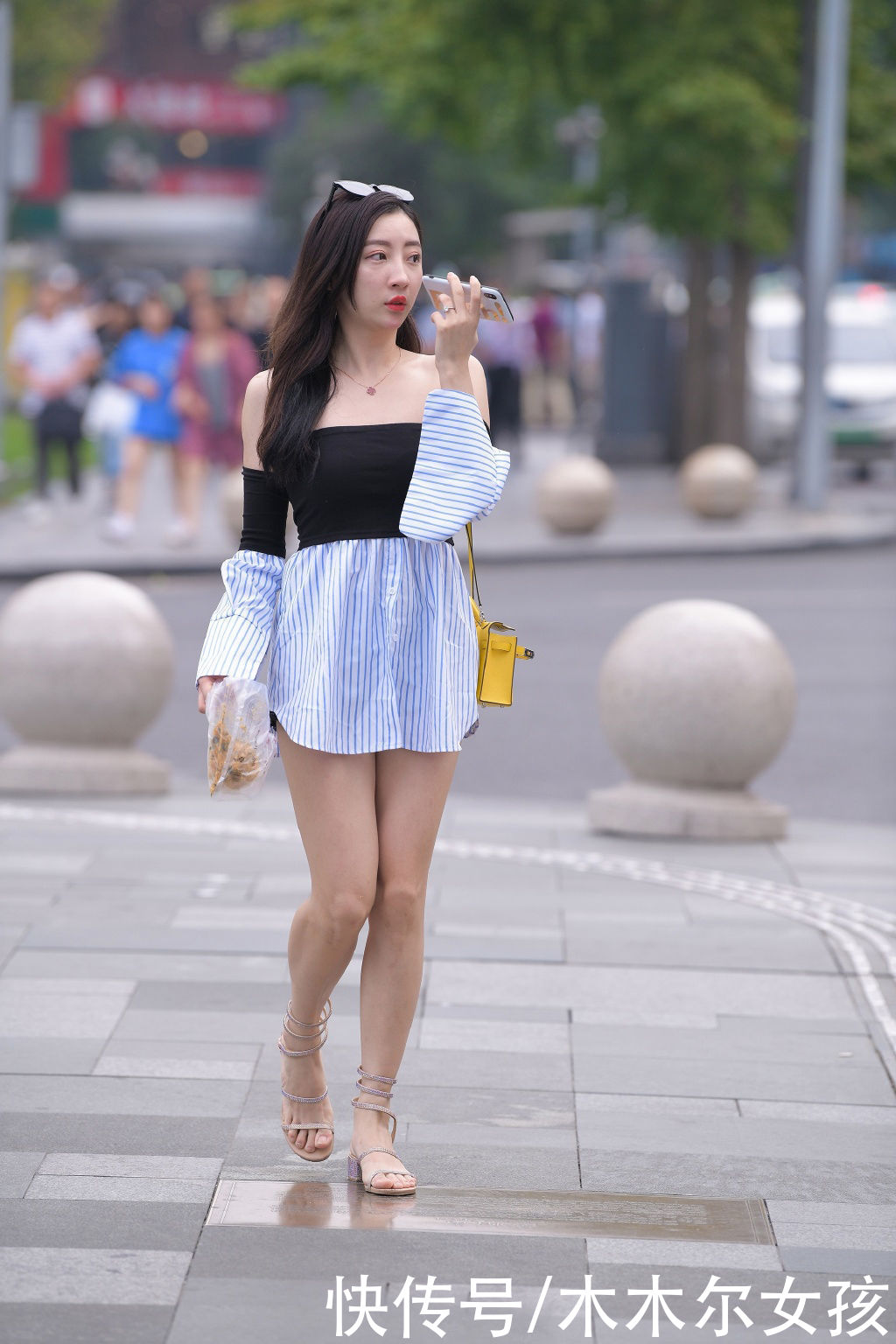 夏季清凉的抹胸裙,拼接的款式时尚又显个性,休闲有型靓丽出众