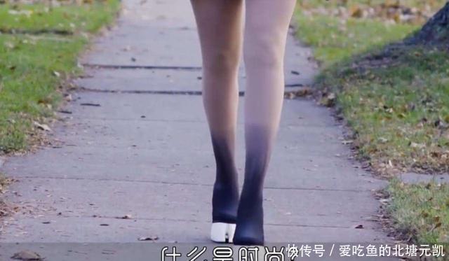 马蹄鞋|越来越看不懂时尚了,国外女性流行马蹄鞋,走起路来好尴尬