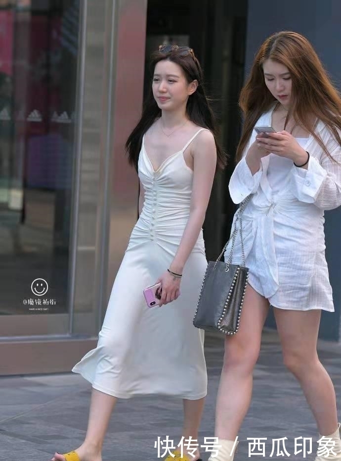 好看|街拍:小姐姐的白色吊带裙太好看了,真是性感又时尚!