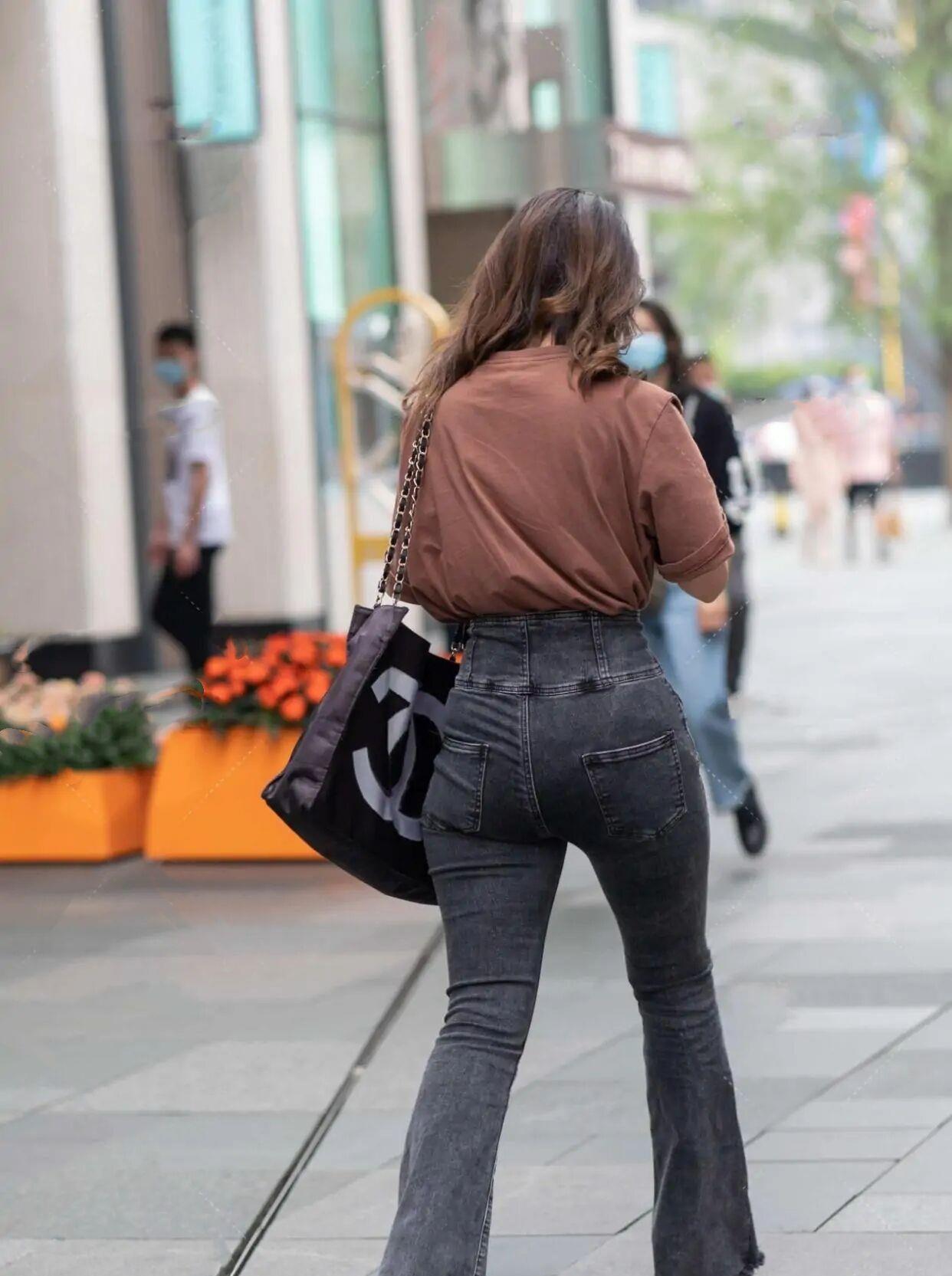 塞衣角|“喇叭裤”看淡了，如今演变一款“扫地裤”，这样穿优雅且高级！