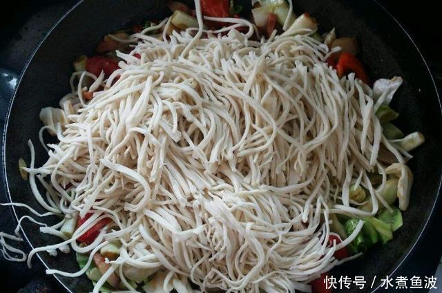 挂面别再煮着吃了，加点白菜五花肉上锅一焖，面条劲道入味特好吃