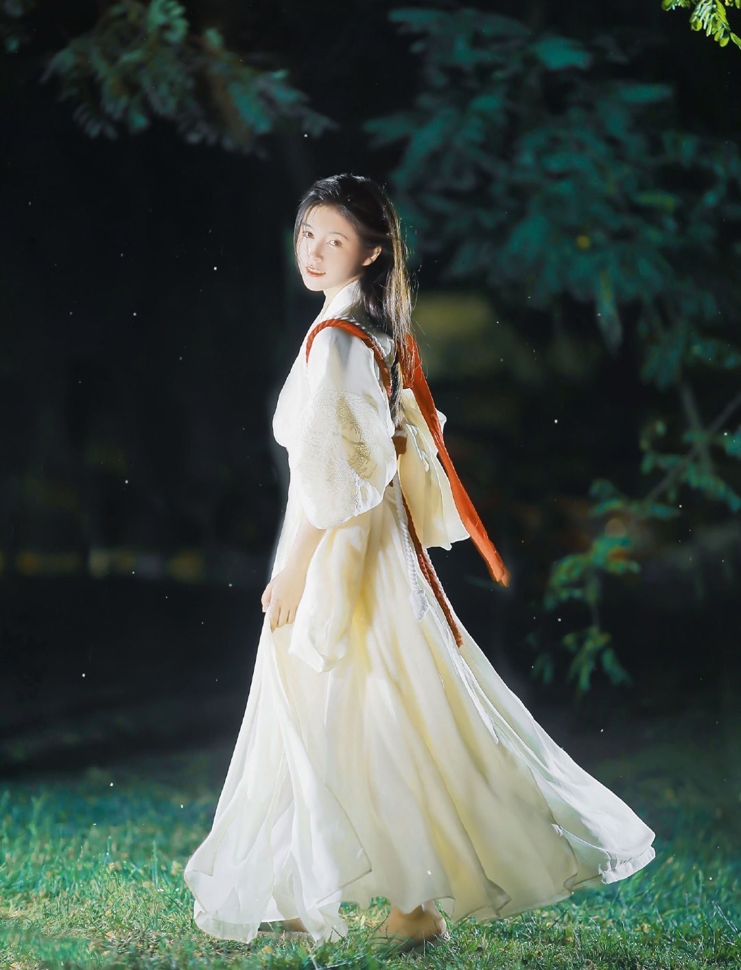 神明|“神明少女”风格的汉服也太美了,优雅又清冷,怪不得女生都爱穿