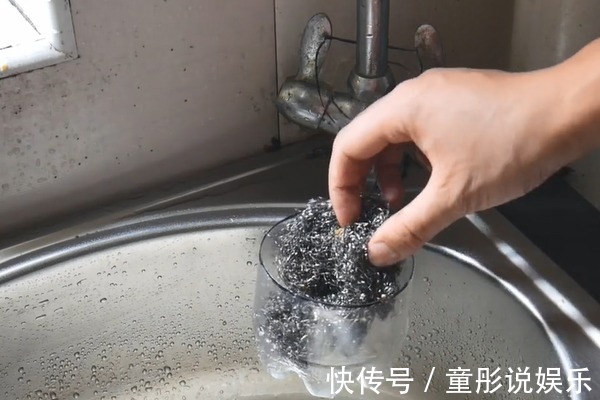 全家|塑料瓶剪几刀套在水龙头上,全家人都要抢着用,真的太棒了!