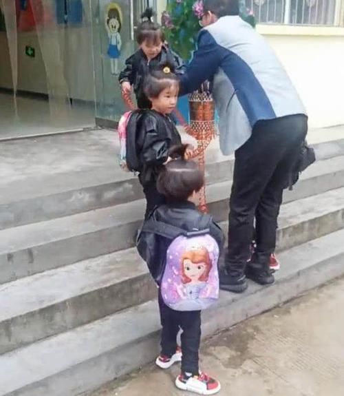 女儿们|四胞胎爸爸接女儿们放学，牵娃神器惹围观