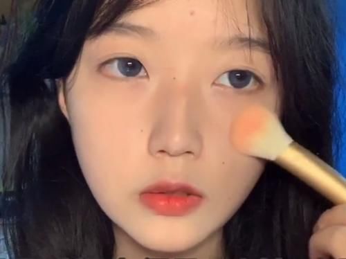 女孩化了款学生淡妆后，居然让女生都觉得过于清纯，男生：瞬间就想表白