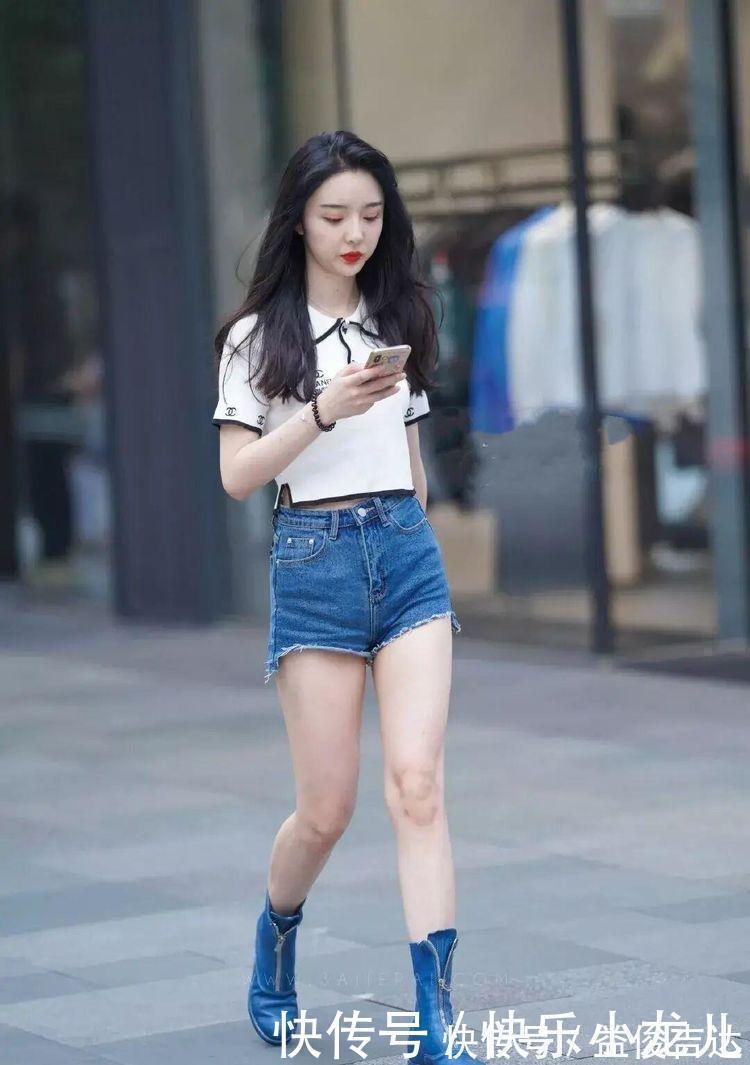 撞衫 穿短裤少配短袖,搭配单一有些拉胯,“撞衫”就显得尴尬了