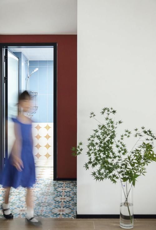 电视|她把客厅一分为二,家里多间房,再把电视请出家,生活简单又幸福