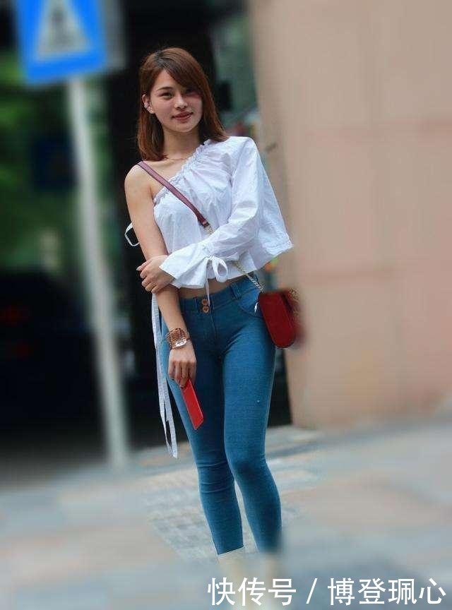 美艳姑娘灰色背心搭配白色短裤,这帽子太可爱了吧?