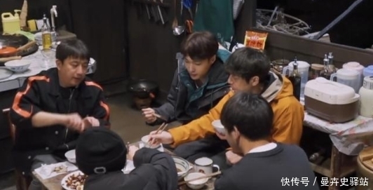 男孩 《向往5》:彭昱畅吃烤腰子,看清他的反应后,果然是单纯的男孩