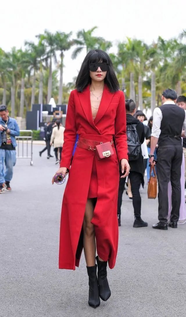 蕾丝|街拍美女:连衣裙自带女王光环,得体耐看又时尚,不信你看