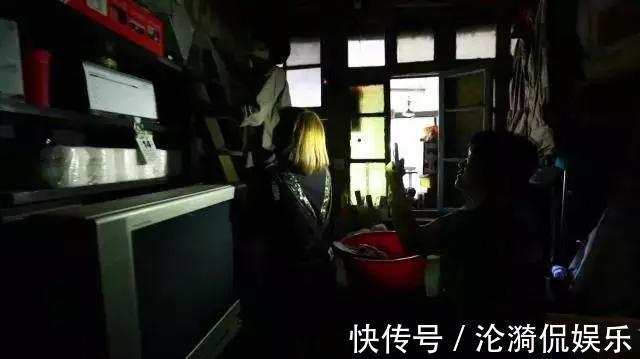 18㎡“棺材房”挤下2对夫妻,丈母女婿睡上下铺,一翻身床嘎吱响