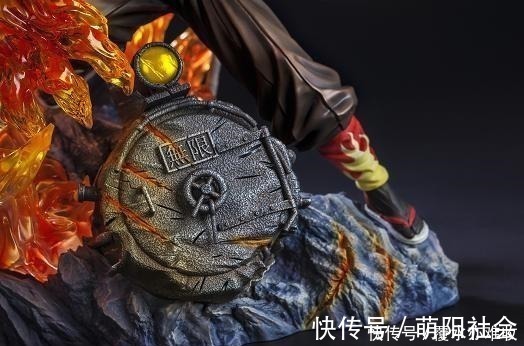 列车|鬼灭之刃炎柱高光手办标价2千，特效值一万，开灯后价值翻倍