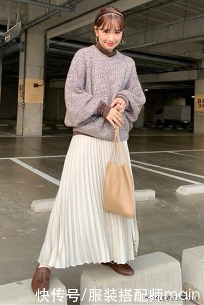 百褶裙怎么穿才“高级”？瞧瞧日本女人的穿搭，时髦又显气质